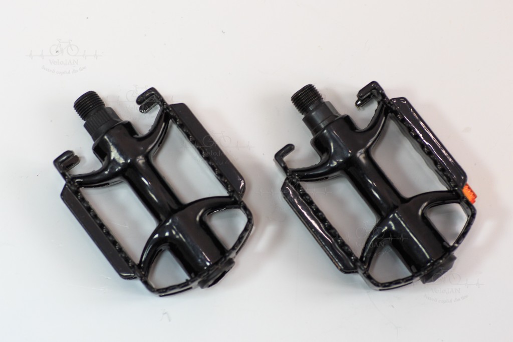 Pedale din metal zimtate